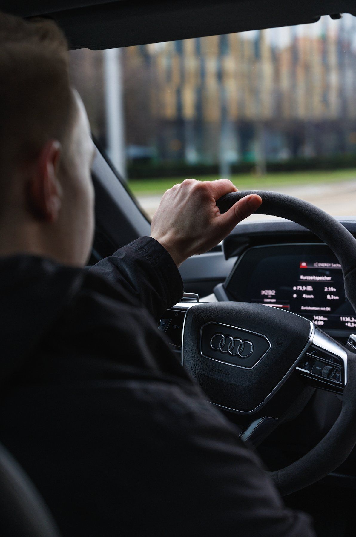 Fahrer am Lenkrad des Audi RS e-tron GT – Automobilfotografie von lariishot