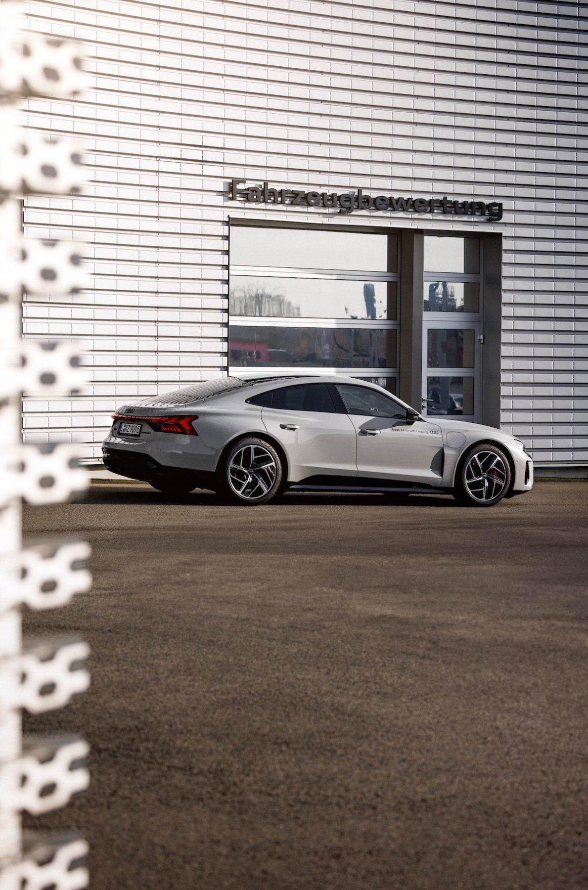 Audi RS e-tron GT vor der Fahrzeugbewertung bei Audi Leipzig – Automobilfotografie von lariishot