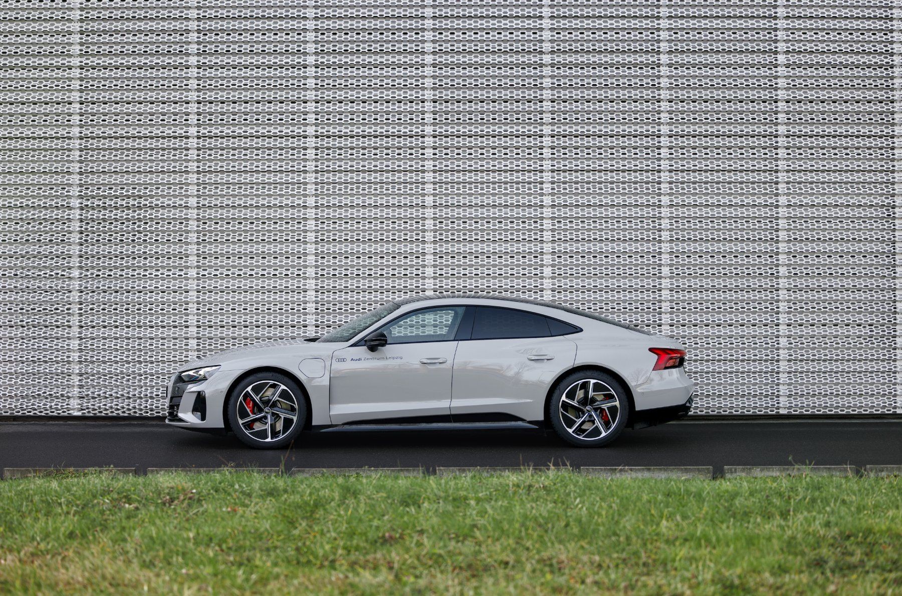 Audi RS e-tron GT Seitenprofil bei Audi Leipzig – Automobilfotografie von lariishot
