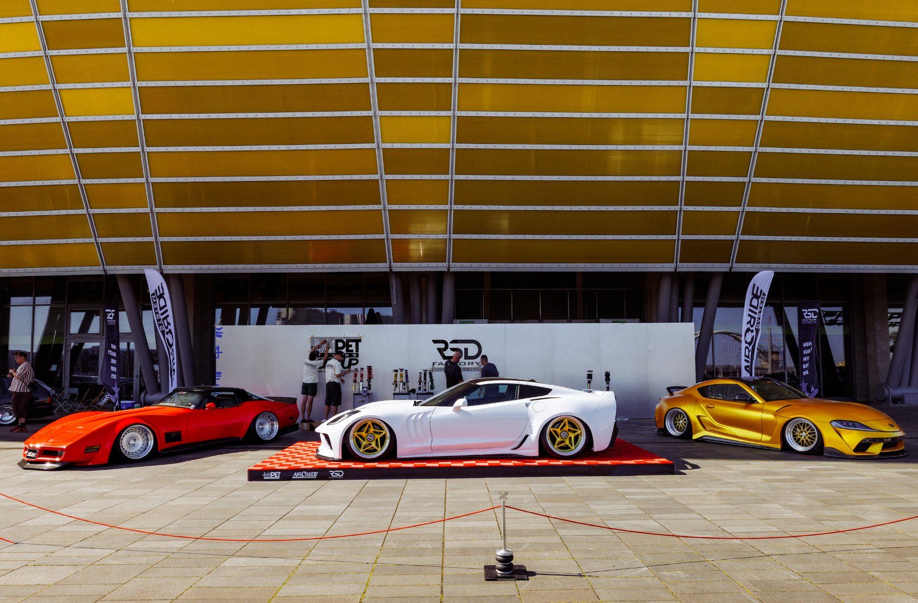 Widebody-Lineup vor der Stadionfassade bei Ultrace Gdansk – Eventfotografie