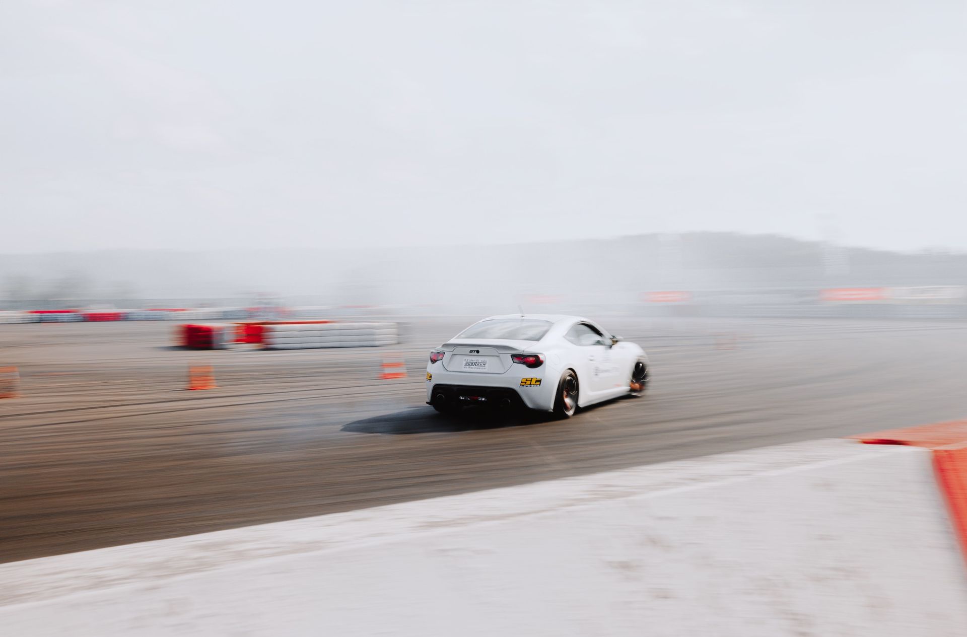 Driftauto im Staub – Eventfotografie von lariishot