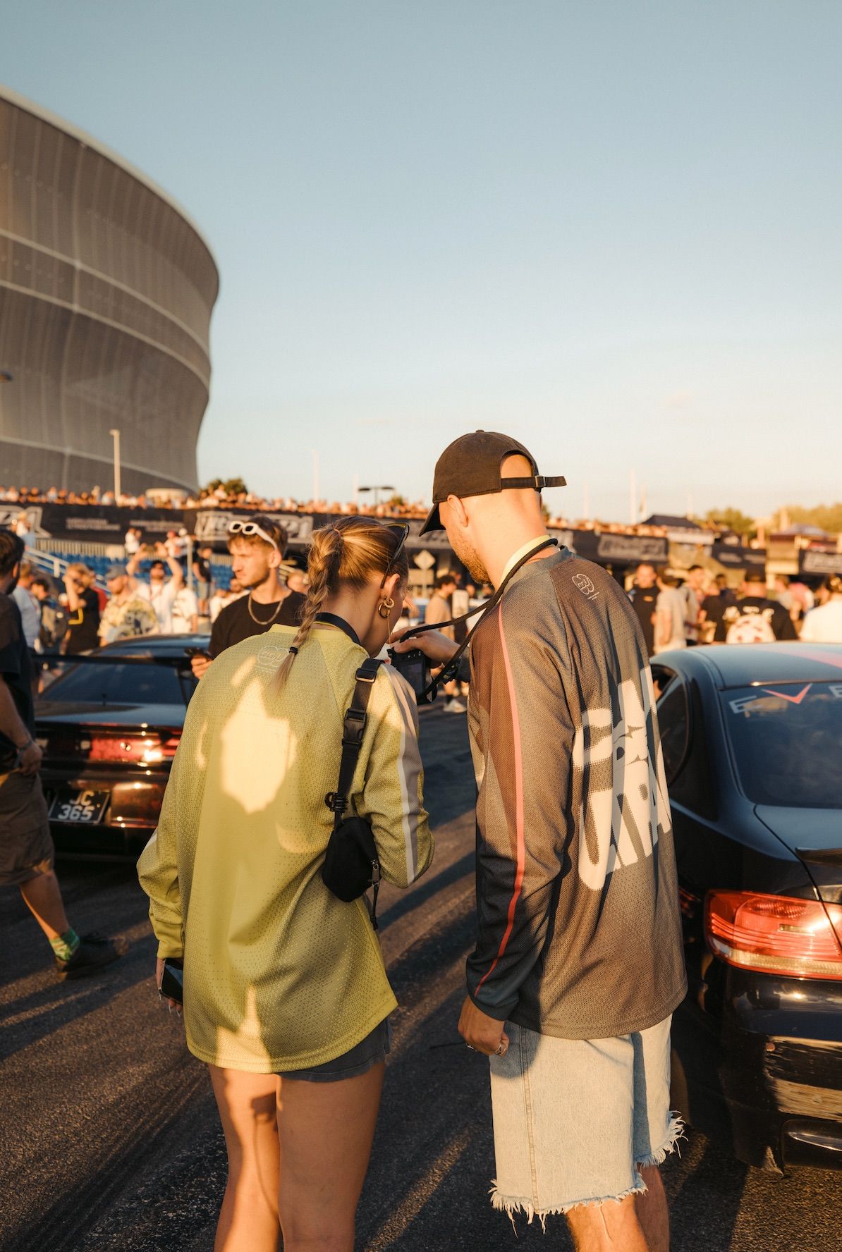 Marshals vor weißem E30 – Eventfotografie von lariishot