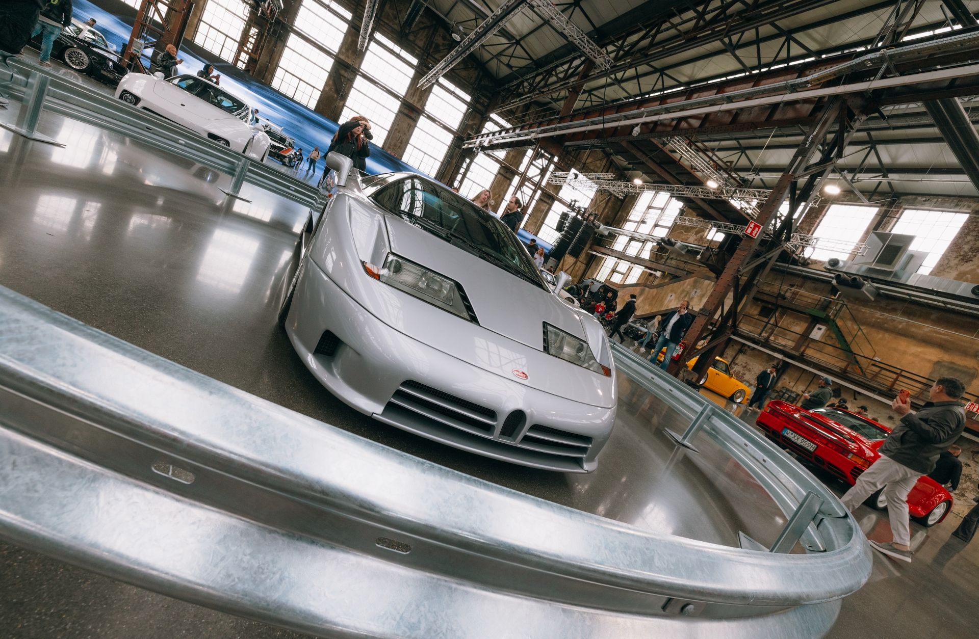 Bugatti EB110 in der Halle – Eventfotografie von lariishot