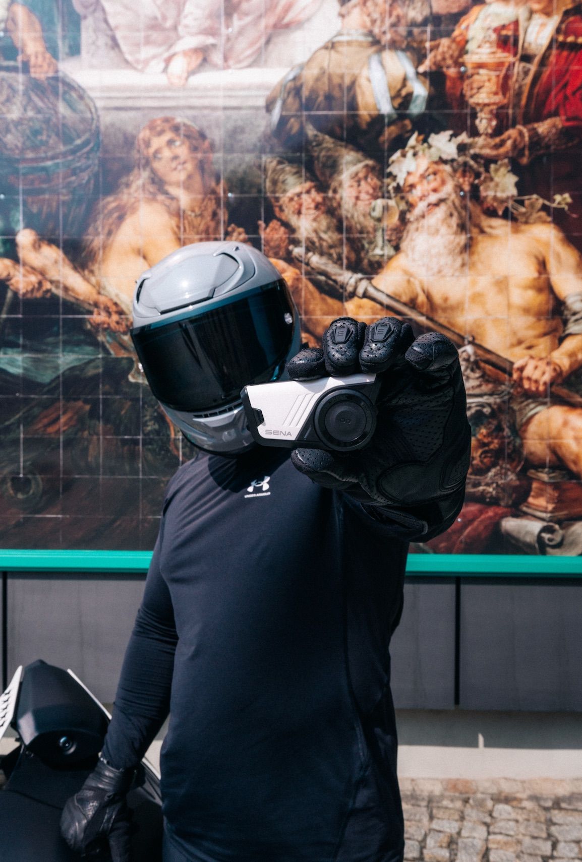 SENA Intercom am Helm vor Mural – Produktkampagne von lariishot