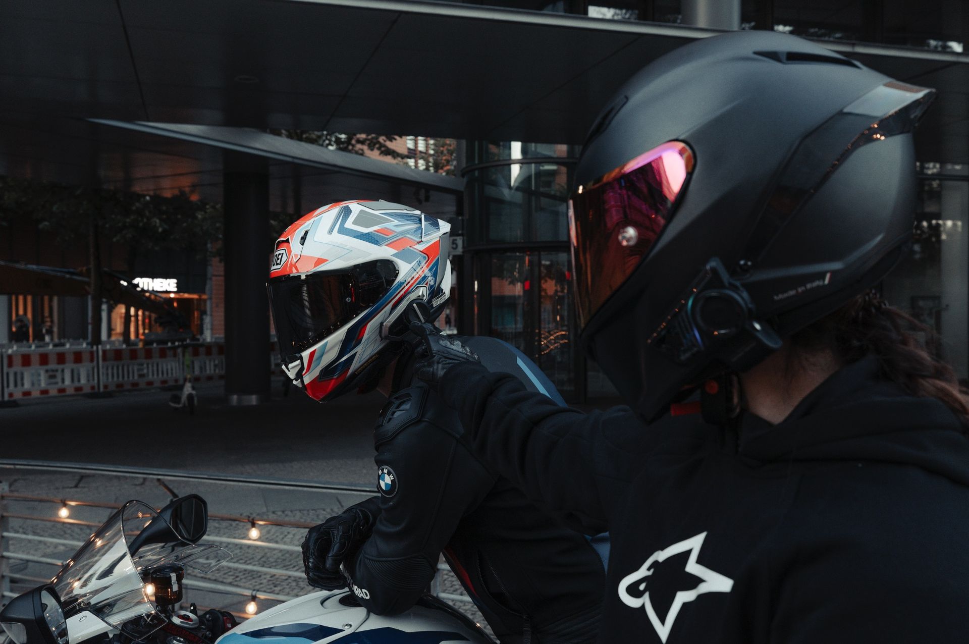 Zwei Rider auf BMW in der Stadt – Motorradfotografie