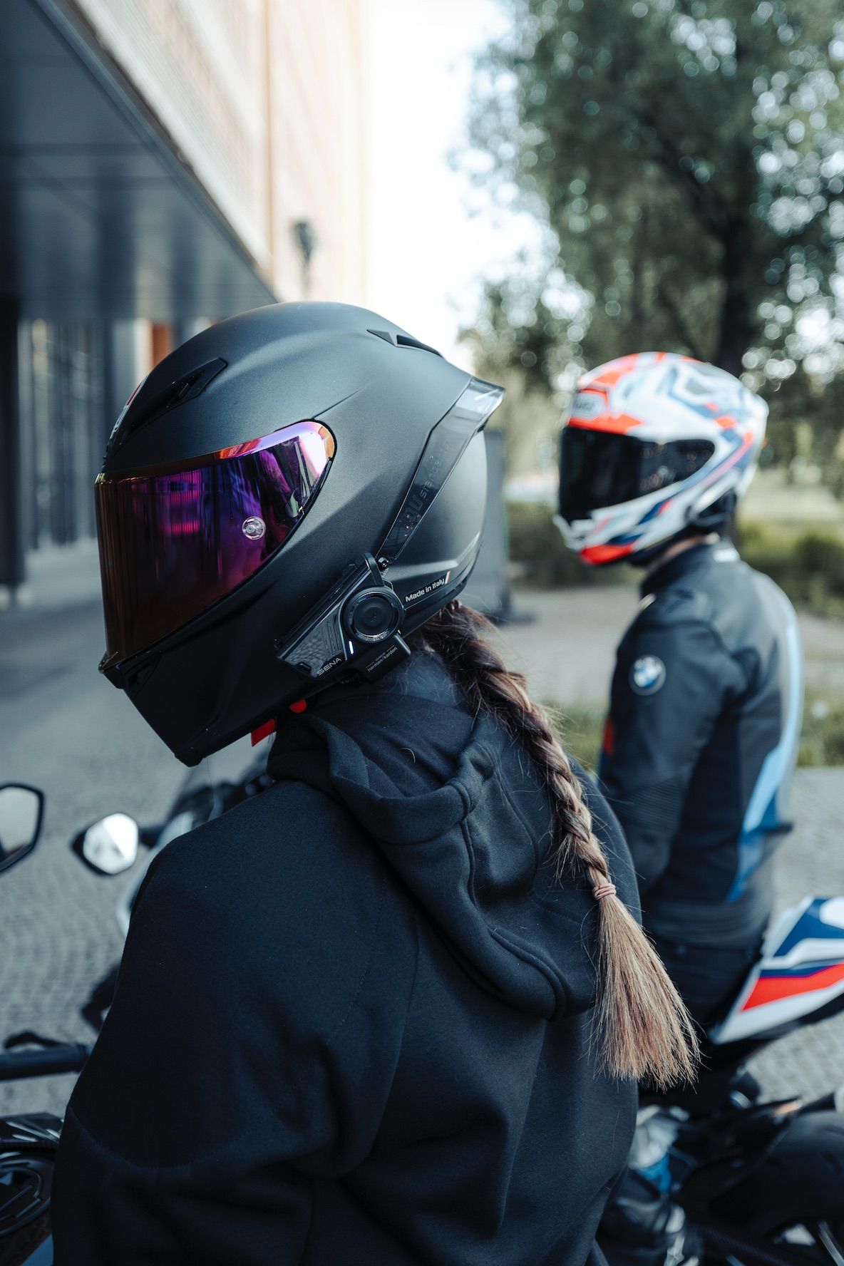 Zwei Rider im Gegenlicht – SENA Lifestyle-Kampagne von lariishot