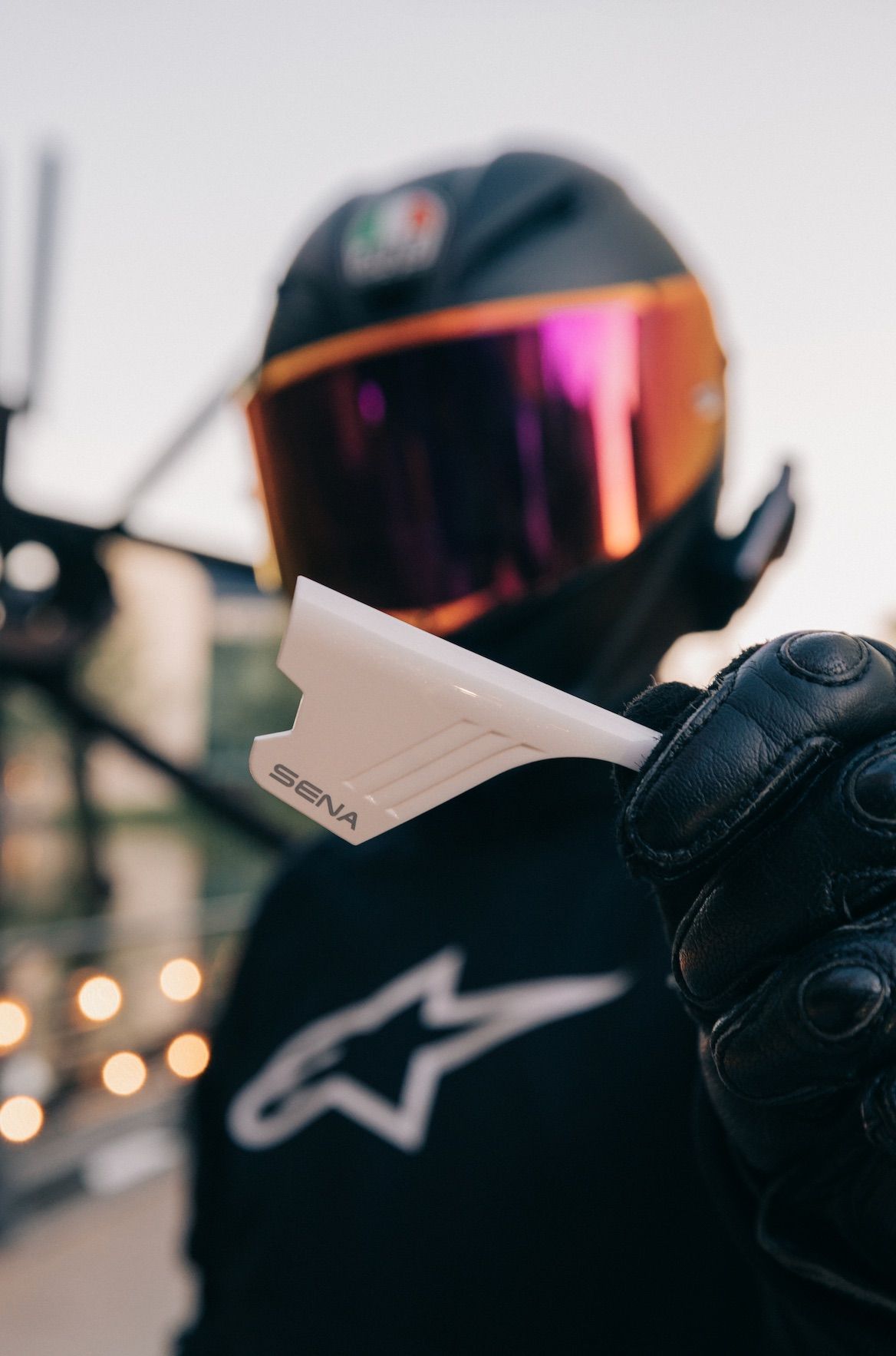 SENA Mount am AGV Helm im Sonnenuntergang – Produktfotografie