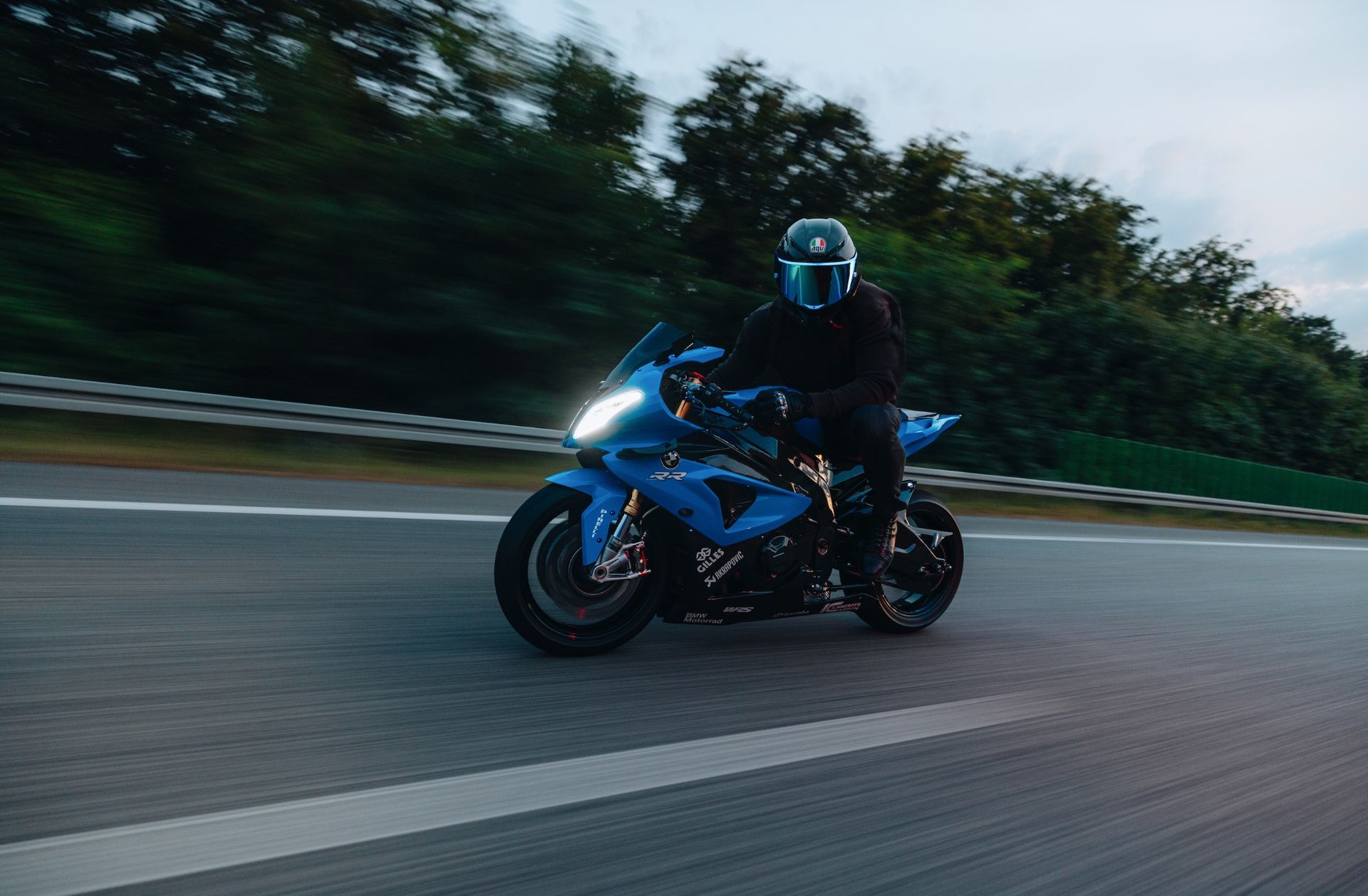 Rider auf blauer BMW S1000RR auf der Landstraße – Motorradfotografie
