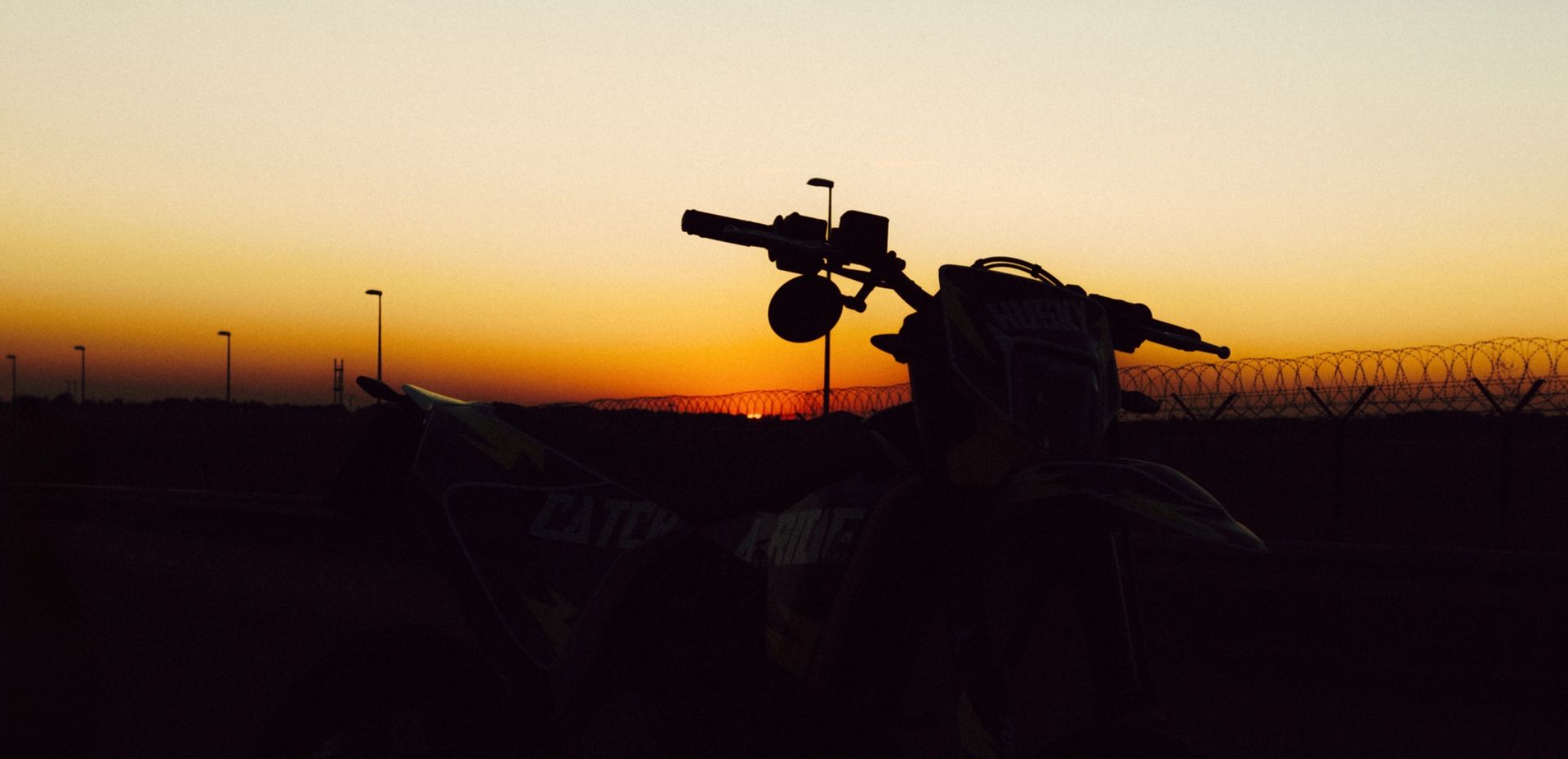 Supermoto Silhouette im Sonnenuntergang – Motorradfotografie