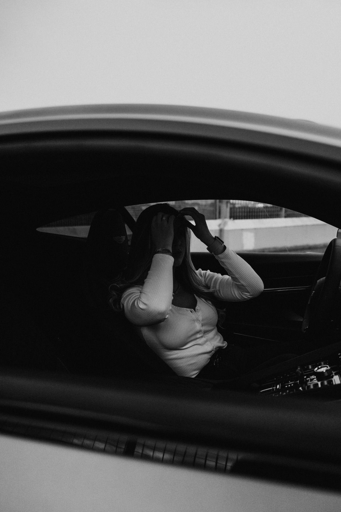 Frau am Aston Martin (S/W) – Automotive-Porträtfotografie