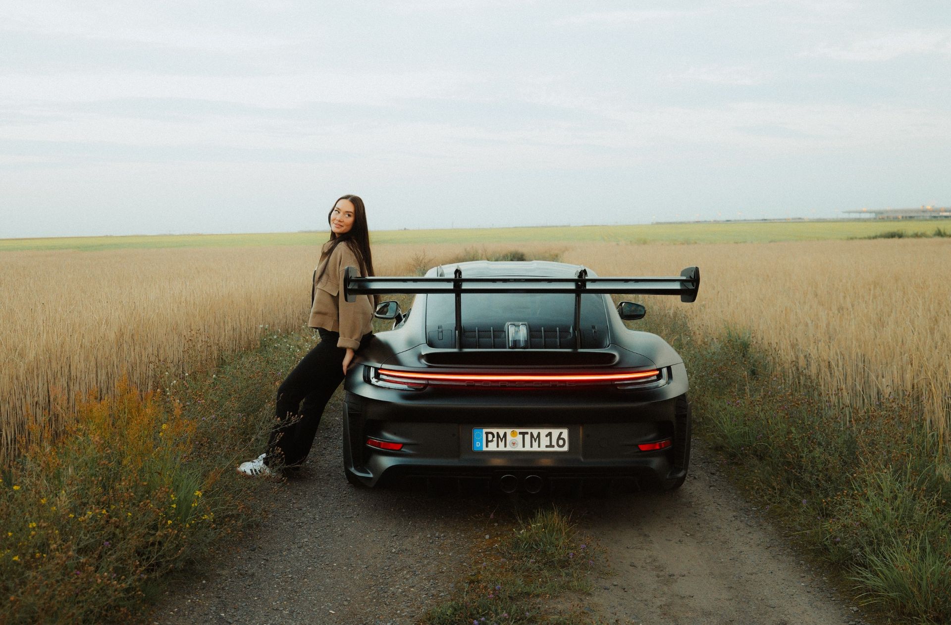 Frau am GT3 RS — Feld – Automotive-Porträtfotografie