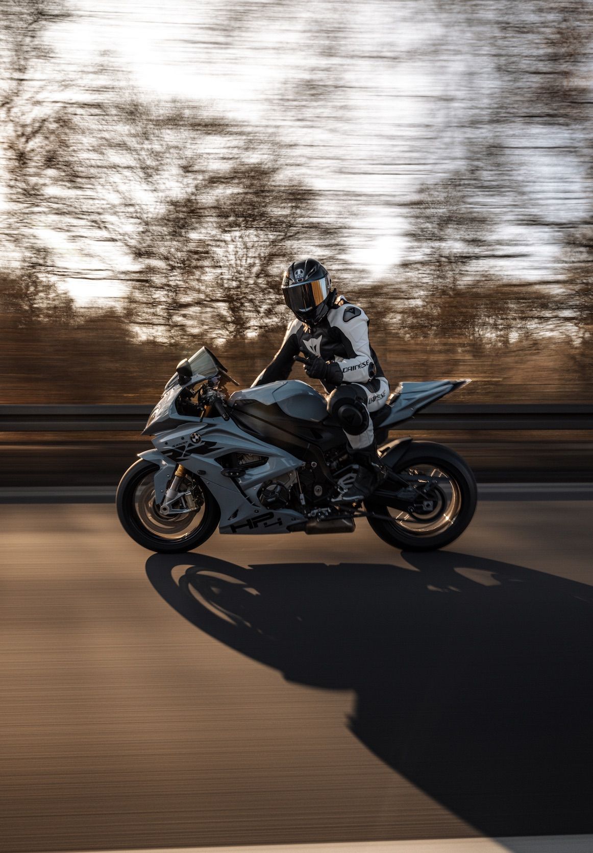 BMW HP4 — Rider – Motorradfotografie von lariishot