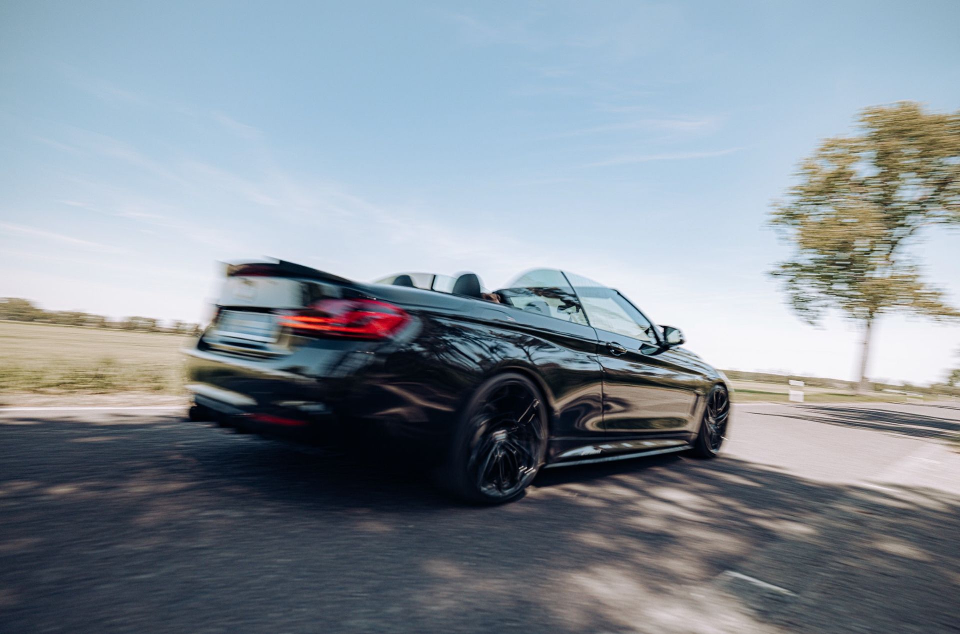 BMW 430i M Convertible im Herbstwald – Automobilfotografie von lariishot