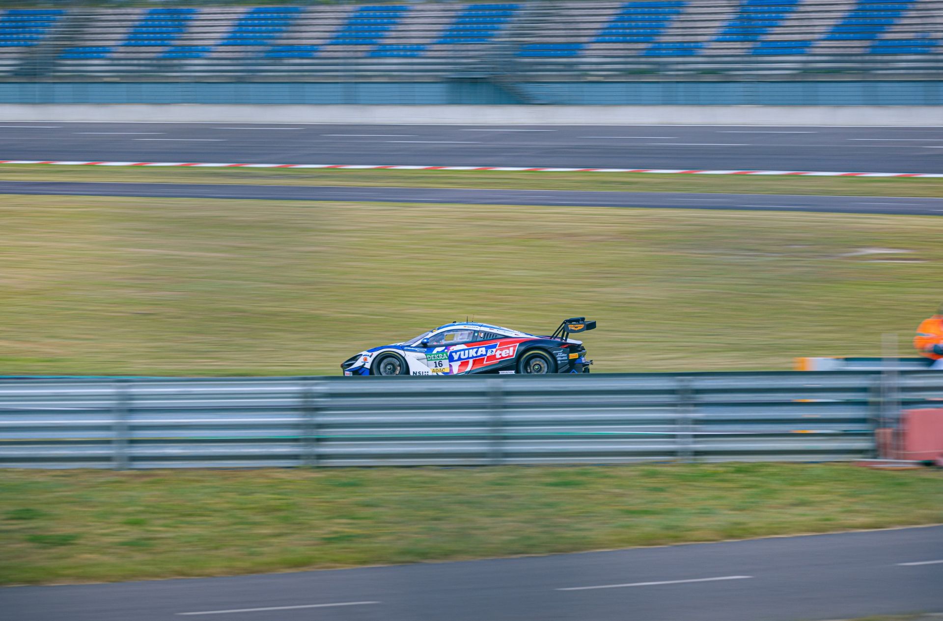 McLaren 720S GT3 #16 – Motorsportfotografie von lariishot