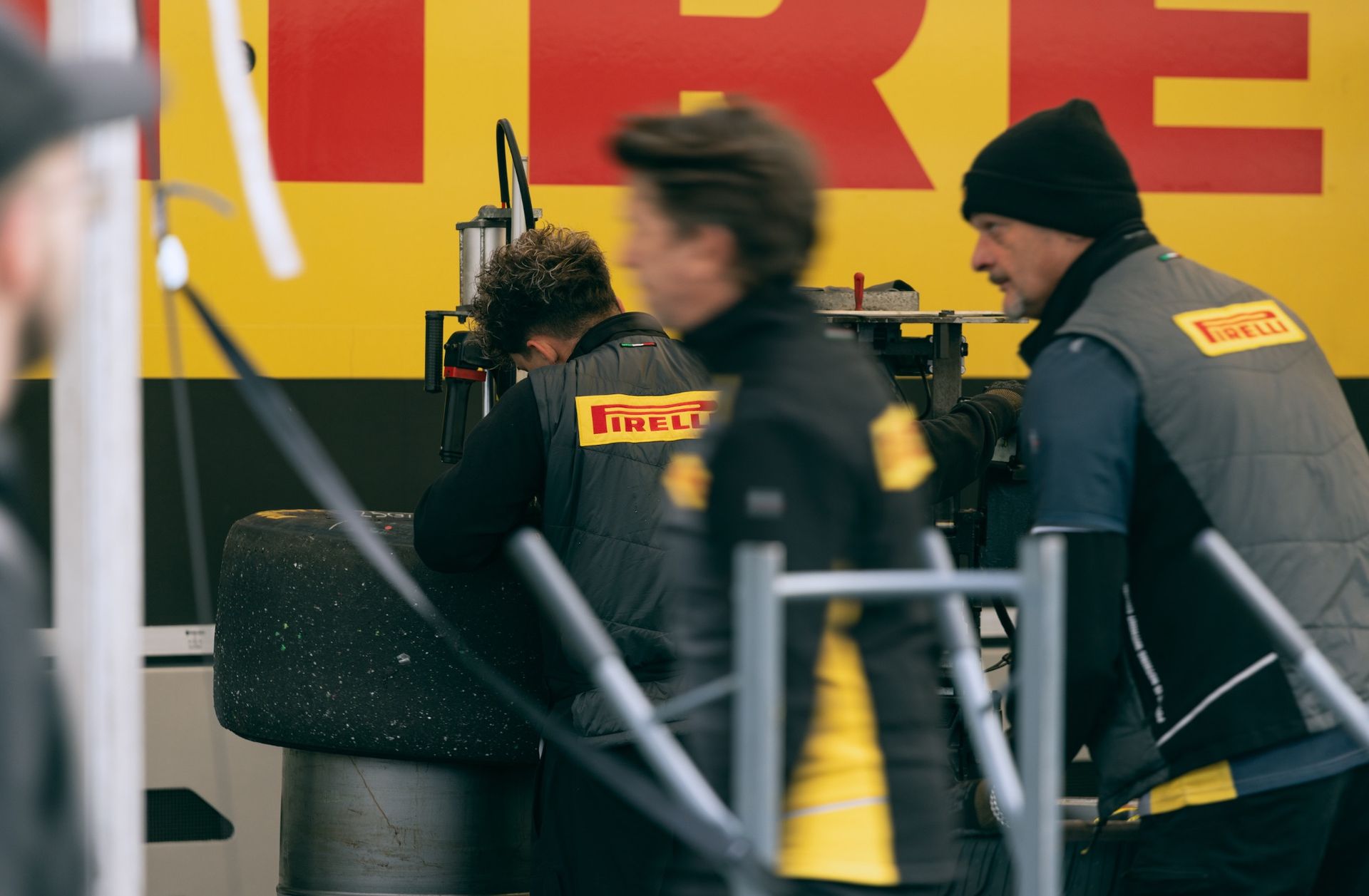 Pirelli — Pit Crew – Motorsportfotografie von lariishot