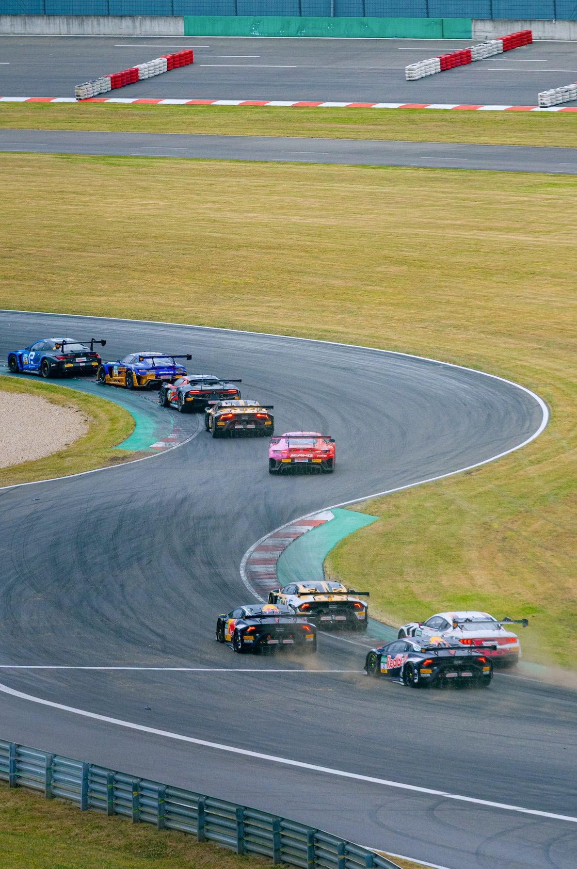 GT3 — Feld in der Kurve – Motorsportfotografie