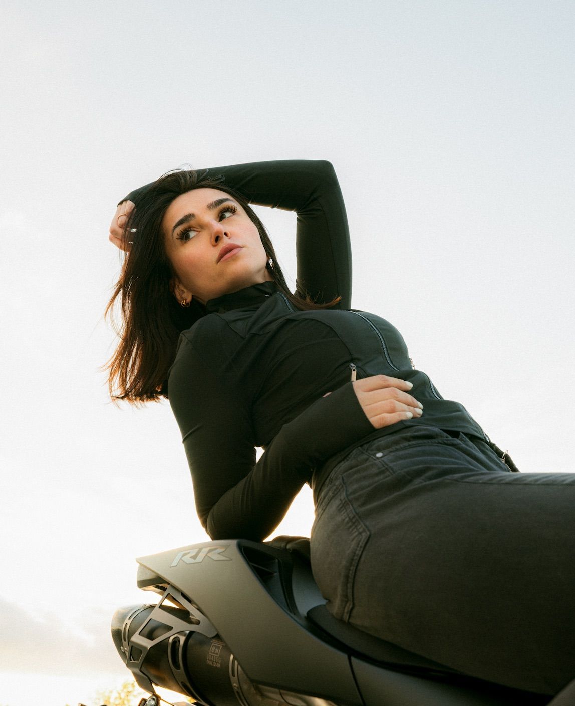 Frau auf Honda CBR — Gegenlicht – Automotive-Porträtfotografie