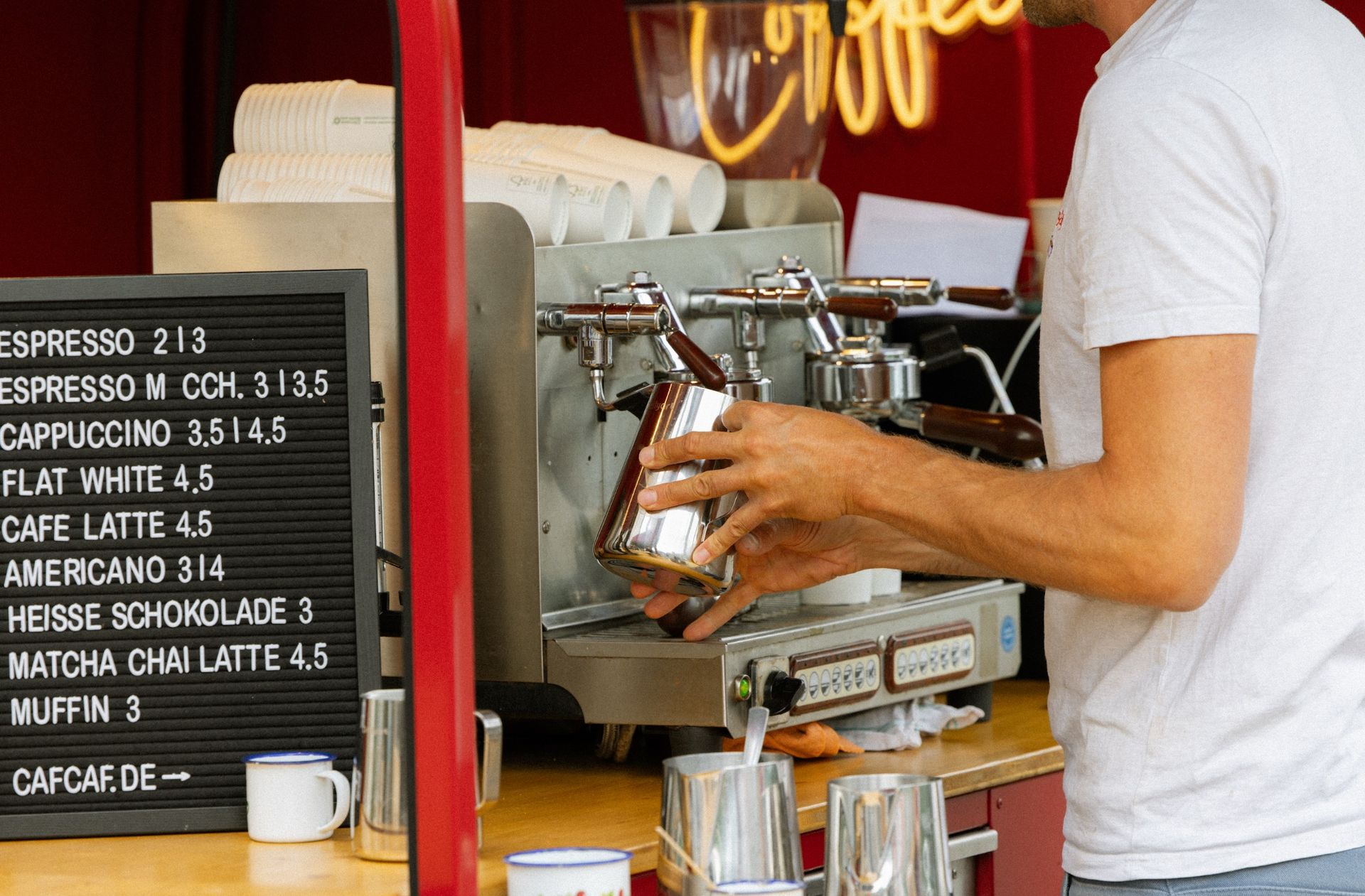 Barista an der Espressomaschine – Eventfotografie