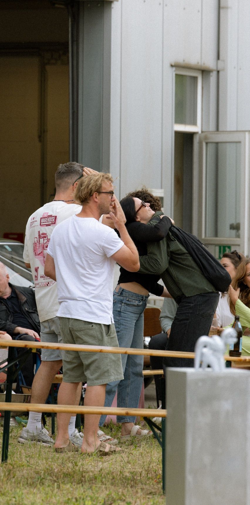 Umarmung auf dem Treffen – Eventfotografie von lariishot