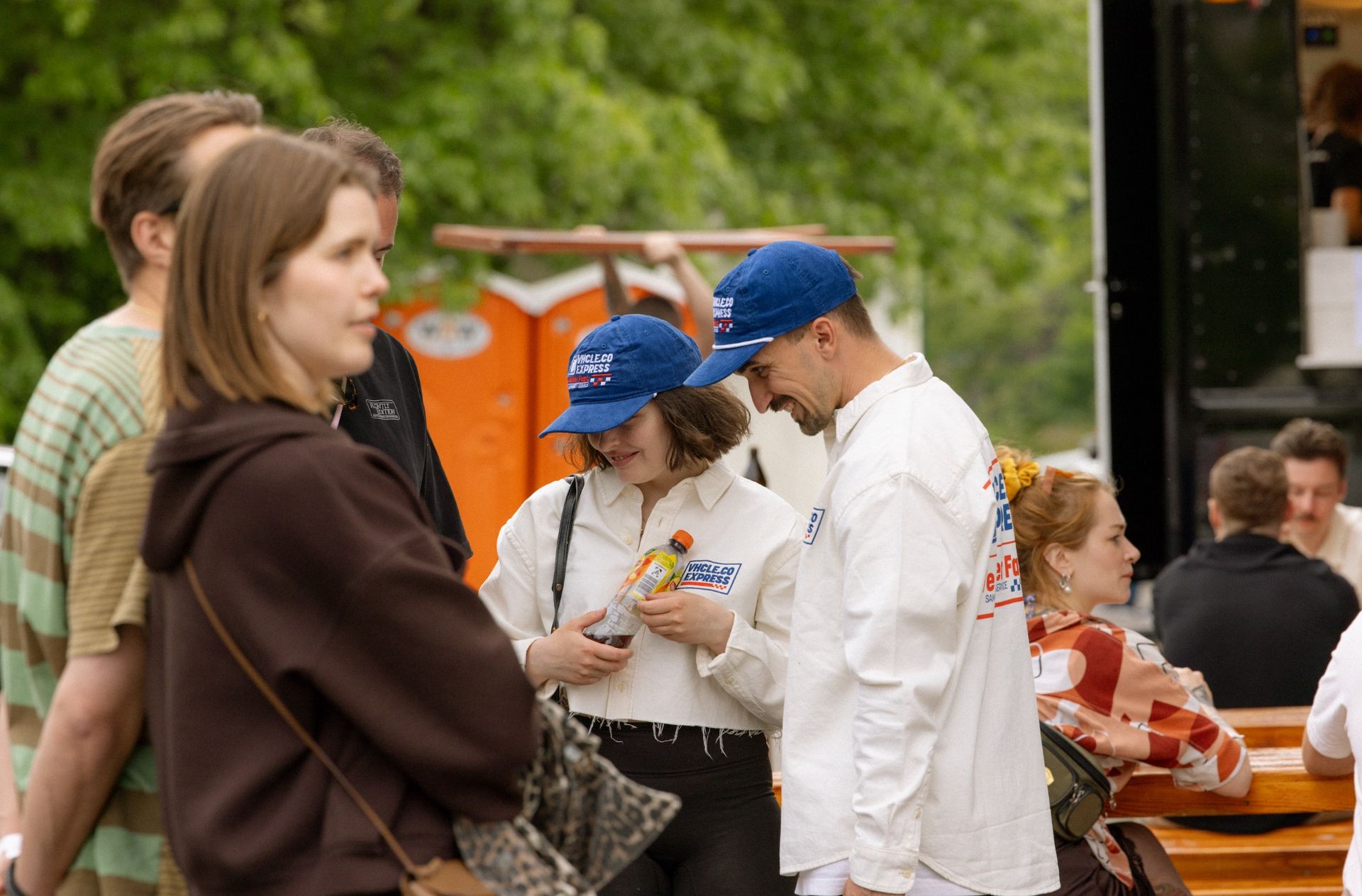 Paar mit VHCLE Caps – Eventfotografie von lariishot